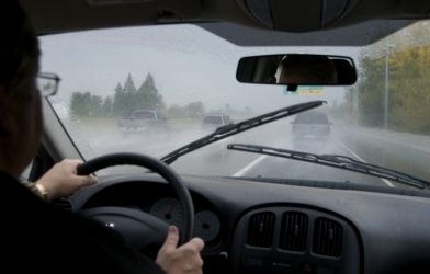 Cách xử lý kính lái ô tô bị mờ mùa mưa bão