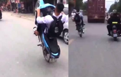 VIDEO: Nam sinh bốc đầu xe trêu ngươi CSCĐ Hà Nội