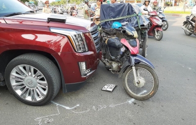 Xe máy đâm Cadillac Escalade ESV hơn 10 tỷ đồng và hành hung tài xế