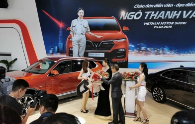 Ngô Thanh Vân được VinFast trao xe Lux SA2.0 tại VMS 2019