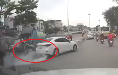 VIDEO: 'Ô tô điên' đâm đổ thùng rác, kéo lê lao công xuống đường