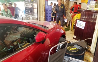 VIDEO: Ô tô điên lao vào quán cafe, người dân chạy tán loạn