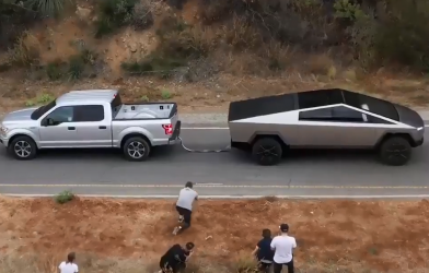 VIDEO: Ford F150 và Tesla Cybertruck đọ sức mạnh và cái kết khó tin