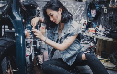 Xe & người đẹp: Hot girl xăm trổ khoe dáng trong garage mô tô cũ