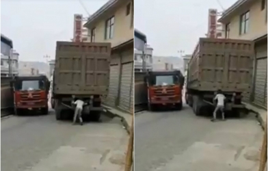 VIDEO: Thanh niên dùng tay bênh đuôi xe container như lực sĩ