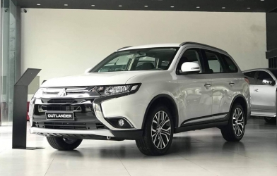 Mitsubishi Outlander đại hạ giá 180 triệu đồng, cạnh tranh Honda CR-V