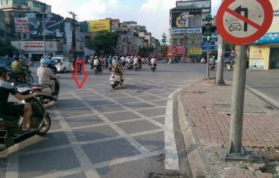 Đi xe vào vạch kẻ mắt võng sẽ bị phạt bao nhiêu?