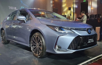 Toyota Corolla Altis: Giá lăn bánh, thông số & khuyến mãi