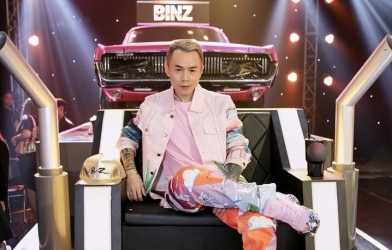 Binz mang xe cổ hàng hiếm lên sân khấu Rap Việt