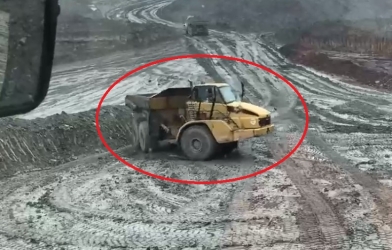 VIDEO: Khó tin trước màn drift của chiếc xe tải 40 tấn