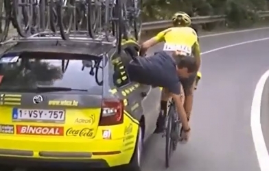 VIDEO: Vừa ngồi trên ô tô vừa sửa xe đạp cho VĐV đua xe 