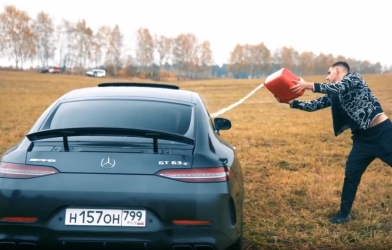 VIDEO: Thanh niên tưới xăng đốt Mercedes-AMG GT 63 S gây phẫn nộ CĐM