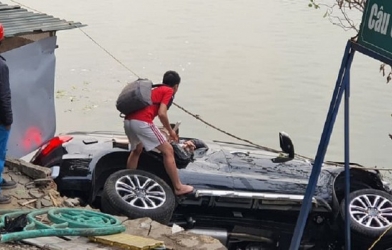 Mới mua xe, tài xế Ford Rander húc đổ rào sắt lao xuống hồ Tây