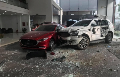 'Ô tô điên' lao vào showroom tại Phú Thọ, thiệt hại nặng