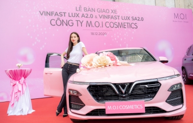 Vợ chồng Hồ Ngọc Hà - Kim Lý tậu 4 xe VinFast cùng lúc