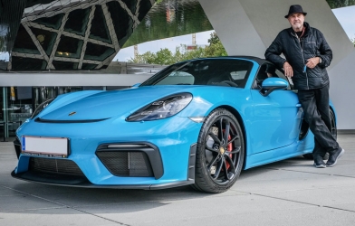 Cụ ông 80 tuổi sở hữu 80 chiếc Porsche gây xôn xao dân mạng