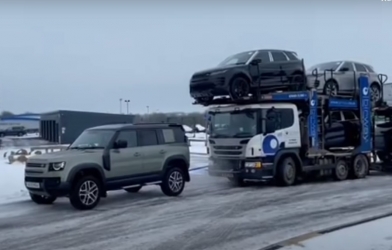 Kinh ngạc Land Rover Defender giải cứu xe tải 44 tấn trên đường băng