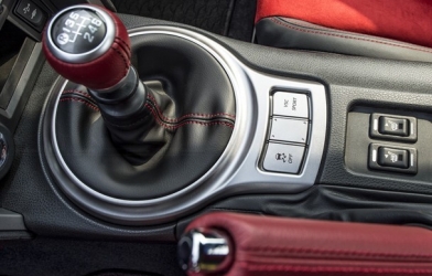 Xe số tự động 'lên ngôi', vì sao nhiều người vẫn thích lái xe số sàn?