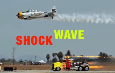 VIDEO: Xe đầu kéo đua với máy bay và cái kết bất ngờ 