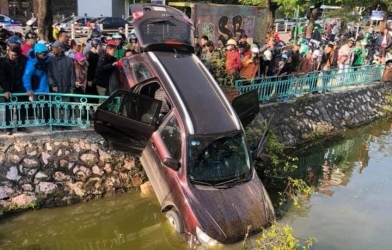 Hyundai SantaFe đâm bung lan can đường Thanh Niên, cắm đầu xuống Hồ Trúc Bạch