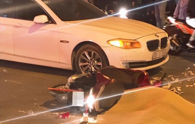Hà Nội: Xe tiền tỷ BMW do nữ lái va chạm với xe máy, một cô gái tử vong