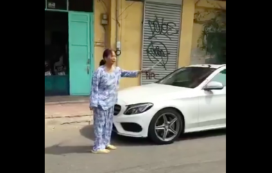 Bà cụ cầm búa đập vỡ xe Mercedes-Benz đỗ trước nhà ở Sài Gòn vì 'nó dám thách'