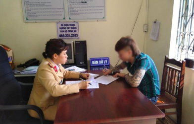 Khá 'Bảnh' bị tước bằng lái, phạt tiền sau khi đỗ xe trên cao tốc