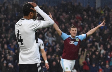 Trận cầu siêu dị tại NHA, sút 0 lần trúng đích vẫn thắng 2-1