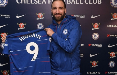 Chính thức: Chelsea nổ 'bom tấn' Higuain
