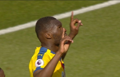 VIDEO: Benteke đánh đầu tung lưới Arsenal