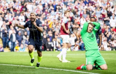 Aguero tỏa sáng, Man City nhọc nhằn lấy lại vị trí số 1