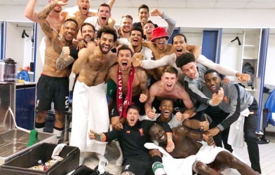 VIDEO: Phòng thay đồ Liverpool náo loạn sau khi hủy diệt Barca