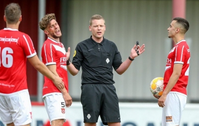 Hi hữu: Trọng tài ghi bàn khó tin trong một trận đấu 