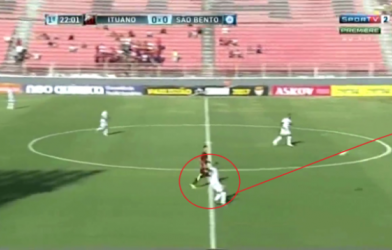 VIDEO: Choáng với cú đá phản lưới nhà từ giữa sân ở Brazil