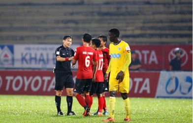 Trọng tài Mạnh Hùng lên tiếng về pha ‘bẻ còi’ tại Long An