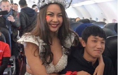 NHM bức xúc vì Vietjet đưa người mẫu bikini lên máy bay U23 