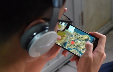 Quá mải mê chơi PUBG Mobile, 2 thanh niên Ấn Độ gặp tai nạn với xe lửa