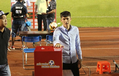 Lê Công Vinh ngơ người vì gặp sự cố hy hữu