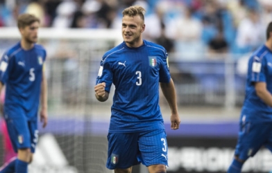 Chỉ với 10 người hạ Zambia, Italia vào bán kết World Cup