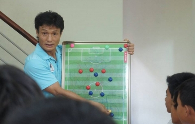 Nói tiếng Việt, trợ lý HLV Park chỉ điểm yếu cầu thủ Việt