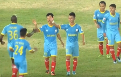 Thắng trên ‘sân ruộng’, S.Khánh Hòa vào chung kết Mekong Cup 2017