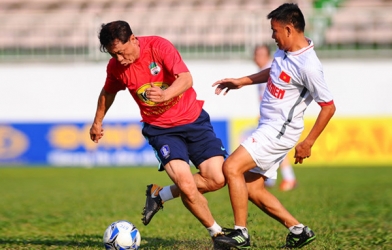 GĐKT HAGL Chung Hae-seong ra sân trong trận cầu 10 bàn thắng