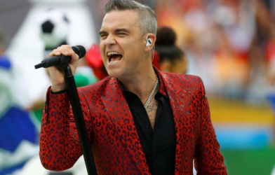 Nam ca sĩ gây phẫn nộ, phá hỏng lễ khai mạc World Cup