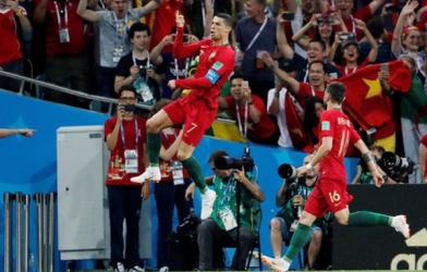 Quốc kỳ Việt Nam xuất hiện ở khoảnh khắc Ronaldo lập hat-trick