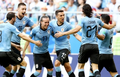 Song sát tỏa sáng, Uruguay thắng cách biệt Nga