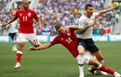 Pháp, Đan Mạch cùng nhau đi tiếp sau trận cầu nhạt nhòa