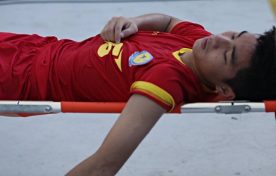 Va chạm mạnh, cầu thủ U17 Viettel cấp cứu ngay trên sân