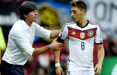 HLV ĐT Đức đến tận sân thuyết phục Mesut Ozil trở lại