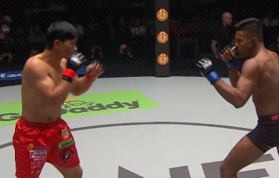 VIDEO: Đại chiến Eduard Folyang và Amir Khan