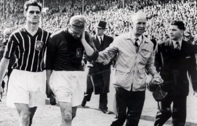 Thi đấu với cái cổ gãy, chuyện phi thường của Huyền thoại Man City